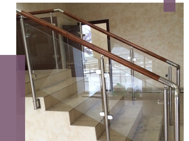 Комбинированные перила из металла и дерева в Кизилюрте