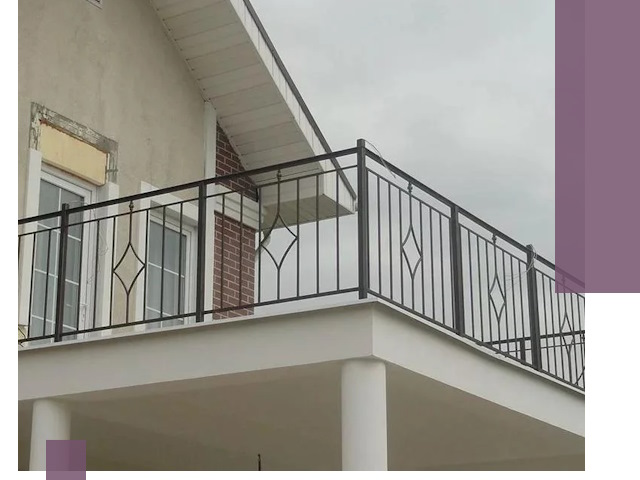 Изготовление балконных ограждений в Кизилюрте из металла и стекла