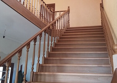 Широкая лестница на бетонном основании с обшивкой деревом